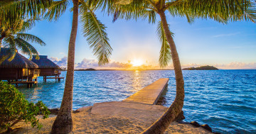 Обои на рабочий стол Bora bora, Французская Полинезия, мостик, пейзаж, закат солнца, пальмы, берег, пляж, причал, Тихий океан