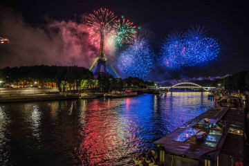 Фото бесплатно город, ночь, река, Эйфелева Башня, фейерверки, праздник, огни, Париж, Франция