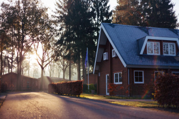 Фото бесплатно улица, дом, солнечный свет, деревья, город