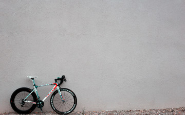 велосипед под стеной, минимализм, спортивный, 4К обои скачать, bike under the wall, minimalism, sports, 4K wallpaper download