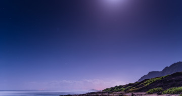 Обои на рабочий стол лунный свет, пляж, 5к, ночное небо, морской пейзаж