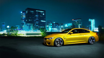 Фото бесплатно BMW M4, купе, ярко-желтый, ночь, город, 3840х2160 4к обои