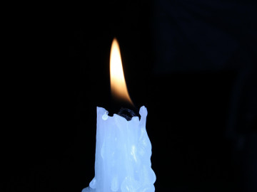 4к обои горящая свеча на черном фоне
