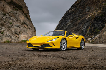 желтый Ferrari F8 Tributo, автомобили 2019 года, горы