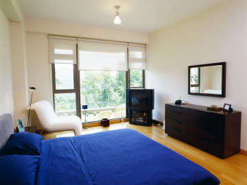 спальня, большая кровать, синее покрывало, комод, телевизор, белые стены, bedroom, large bed, blue bedspread, dresser, TV, white walls