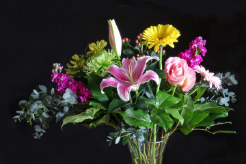 Фото бесплатно букет цветов, букет, ваза, чёрный фон, натюрморт
