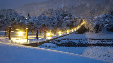 2560х1440, мост через реку покрыт снегом, зимняя ночь