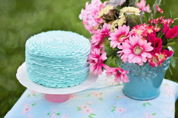 цветы, букет, торт, стол