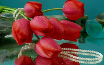 красные тюльпаны, на стекле, букет, весенние цветы, бусы, украшение, красивые обои, Red tulips, on the glass, bouquet, spring flowers, beads, decoration, beautiful wallpaper