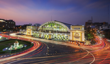 Железнодорожный вокзал Хуалампхонг вечером, Бангкок, Таиланд, ночной город, дорога, огни