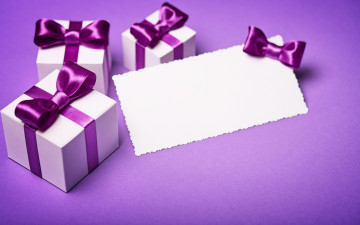 2560х1600 коробки с подарками на фиолетовом фоне