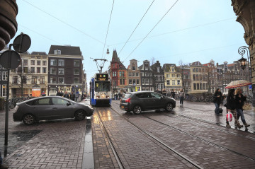 Фото бесплатно панорама, дорога, столица и крупнейший город Нидерландов, трамвай, брусчатка, дождь