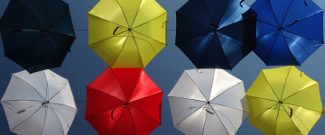 разноцветные раскрытые зонтики