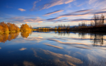 осень, река, деревья, берега, небо, облака, отражение в воде, 2560х1600