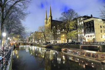 Фото бесплатно панорама, вечер, река, город, набережная, велосипеды, мост, Нидерланды, Амстердам