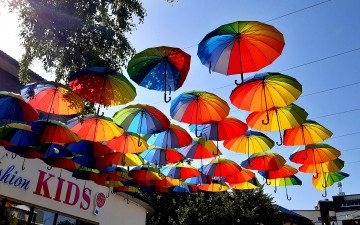 разноцветные зонтики над головой, город, улица, 3840х2400 4к обои