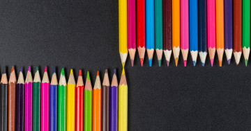 Обои на рабочий стол разноцветные карандаши, заточенные, канцтовары, стол, разное