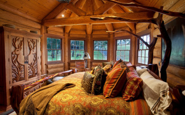 интерьер, деревянный дом, спальня, кровать с подушками, окна
