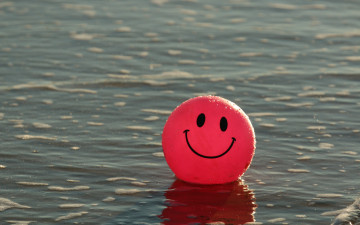 минимализм, веселый мячик, розовый смайлик, улыбка, вода, креативные смешные обои, 3840х2400, minimalism, fun ball, pink smiley, smile, water, creative funny wallpapers