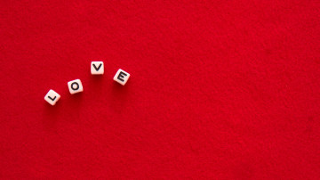 минимализм, кубики, слово, буквы, love, красный фон, любовь, признание, 3840х2160, 4к