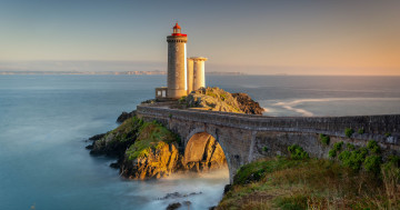 Обои на рабочий стол дорога, море, мост, Бретань, берег, скала, маяк, пейзаж, Phare du Petit Minou, камни, закат, Франция