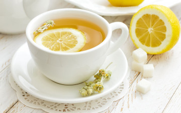 завтрак, чай с лимоном, лимон, сахар рафинад, белая чашка с блюдцем