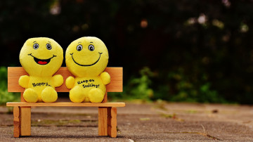 пара жёлтых смайликов на скамейке, весёлые, счастливые, мягкие игрушки, 3840х2160, 4к