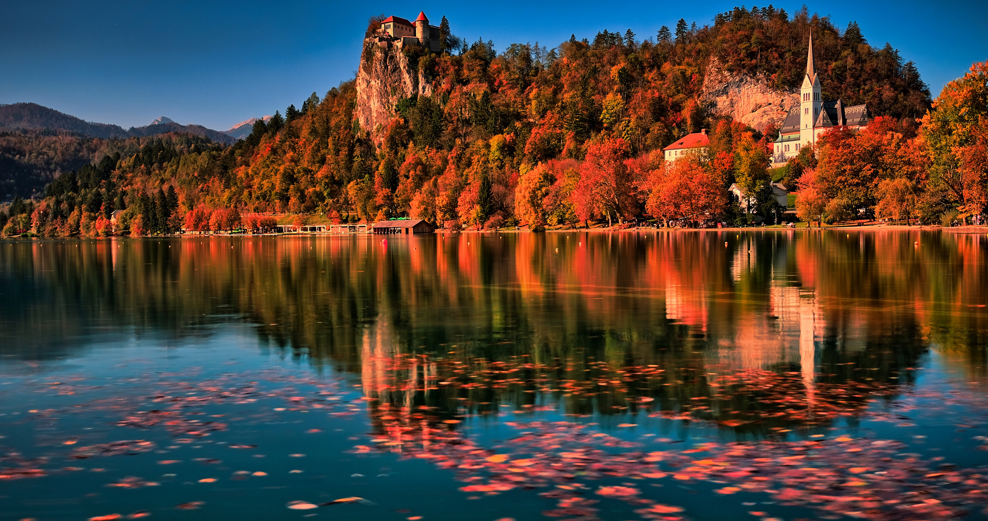 Обои на рабочий стол осень, пейзаж, Бледское озеро, скалы, Блед, листва, церковь, природа, леса, горы, озеро, Словения