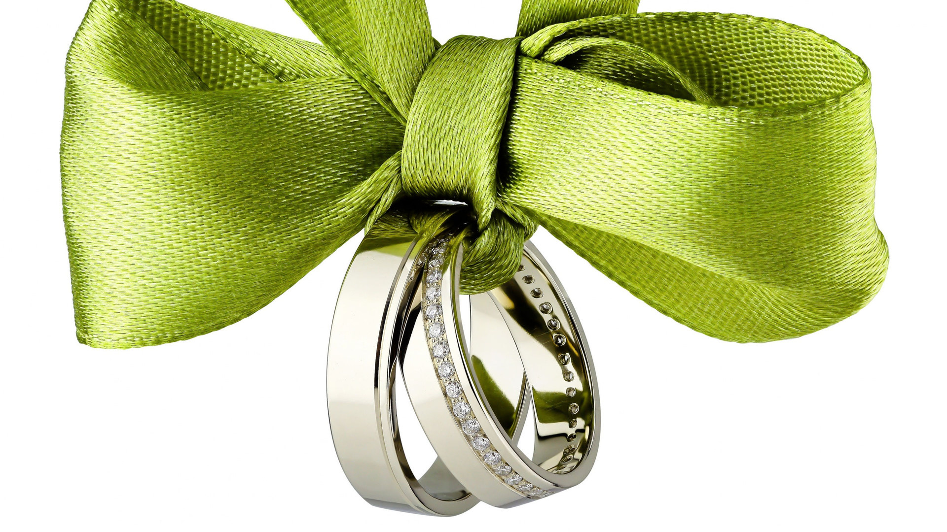 зелёный бант с обручальными кольцами, белый фон, кольца, свадьба, бракосочетание