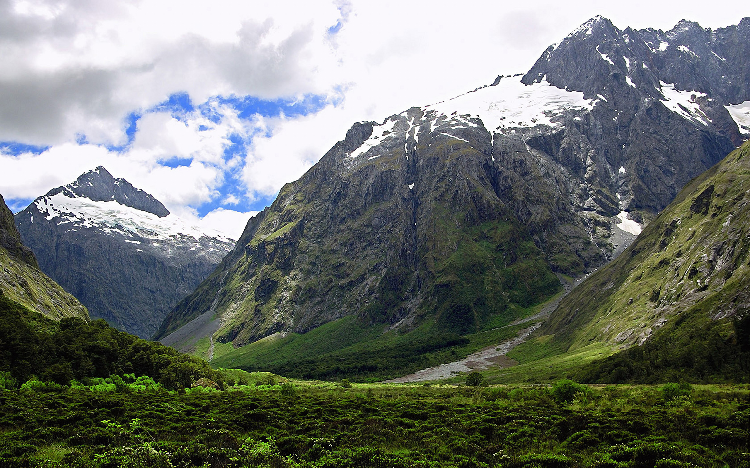 горы, природа, снег на горах, зелень, растения, облака, удивительный пейзаж, Mountains, nature, snow on the mountains, greens, plants, clouds, amazing landscape