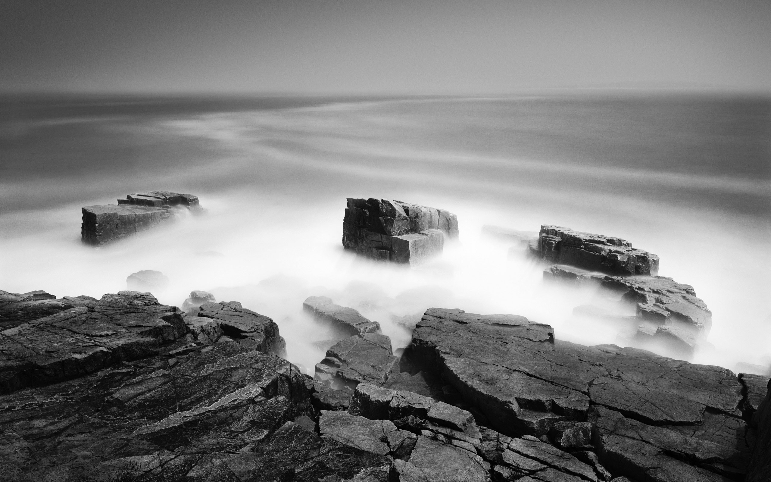 Фон рабочего стола где видно море, скалы, черно-белое фото, обои скачать,  Sea, rocks, black and white photo, wallpaper download