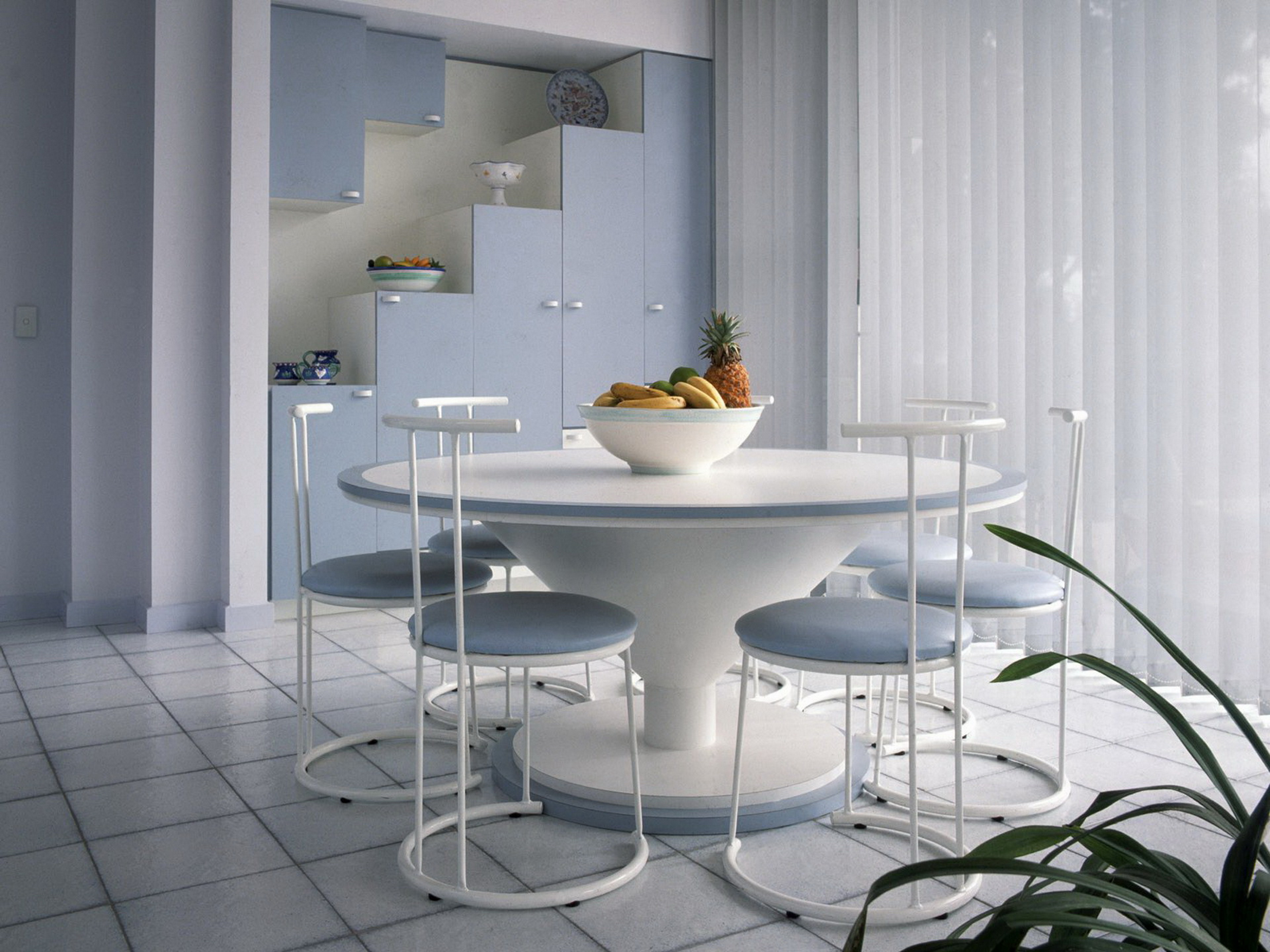 круглый стол, круглые стулья, миска с фруктами, белая мебель, round table, round chair, a bowl of fruit, white furniture