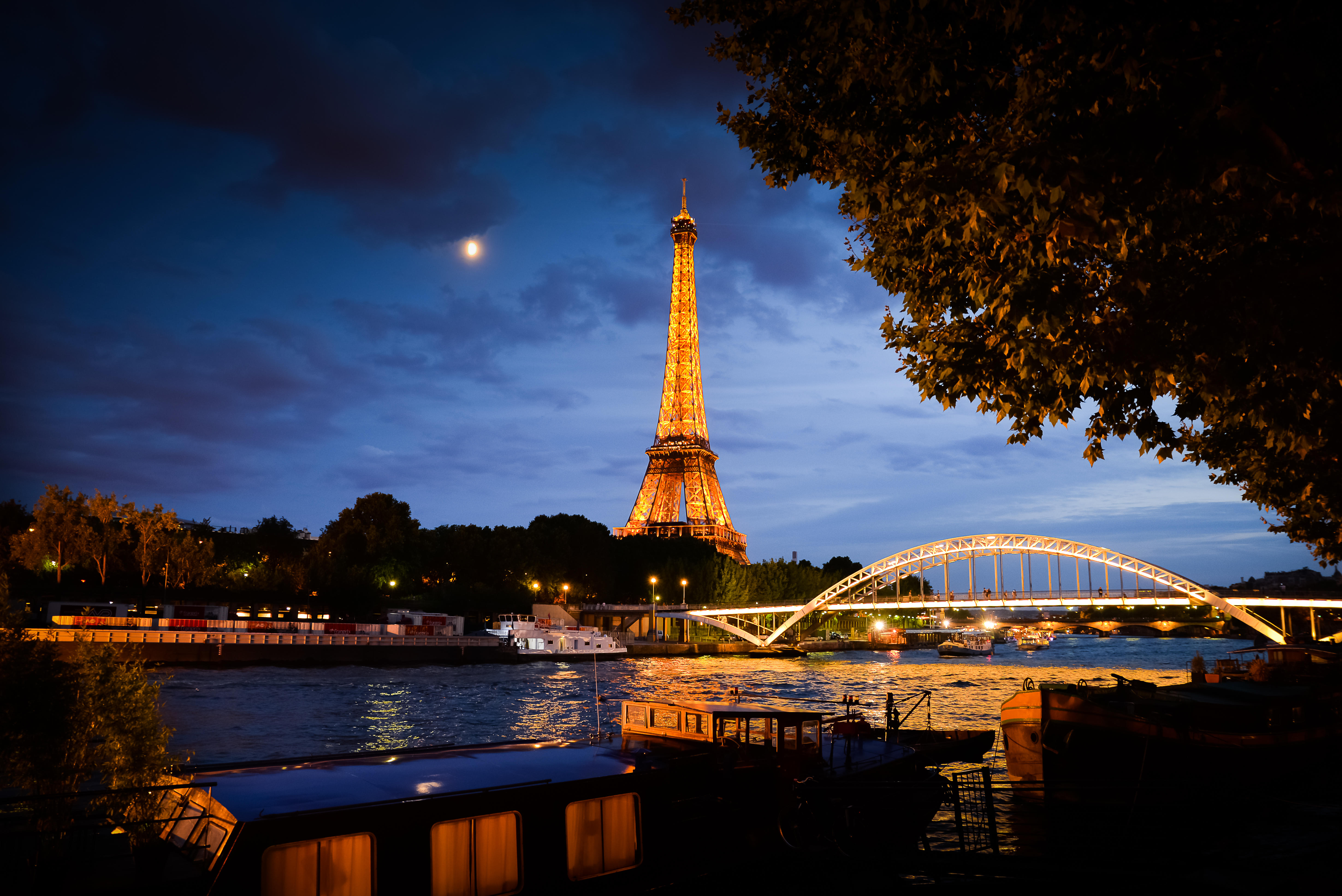 Париж Эйфелева башня ночью Луна
