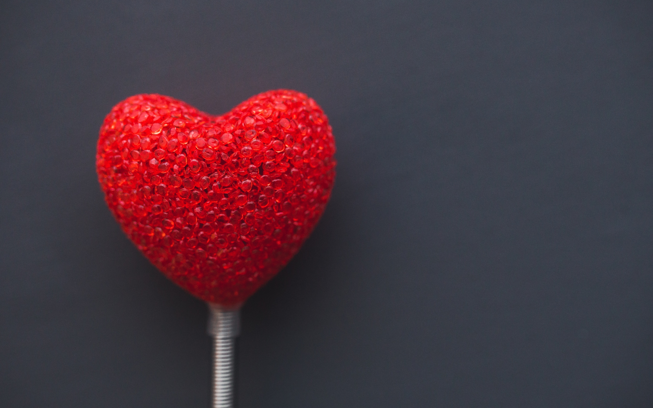 минимализм, любовь, красное сердце на палочке, серый фон, Minimalism, love, red heart on a stick, gray background