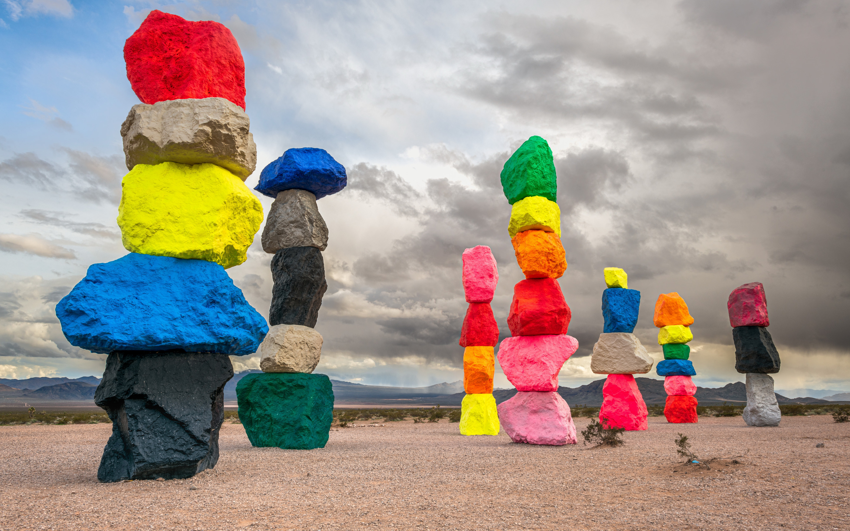 2880х1800 разноцветные камни в пустыне