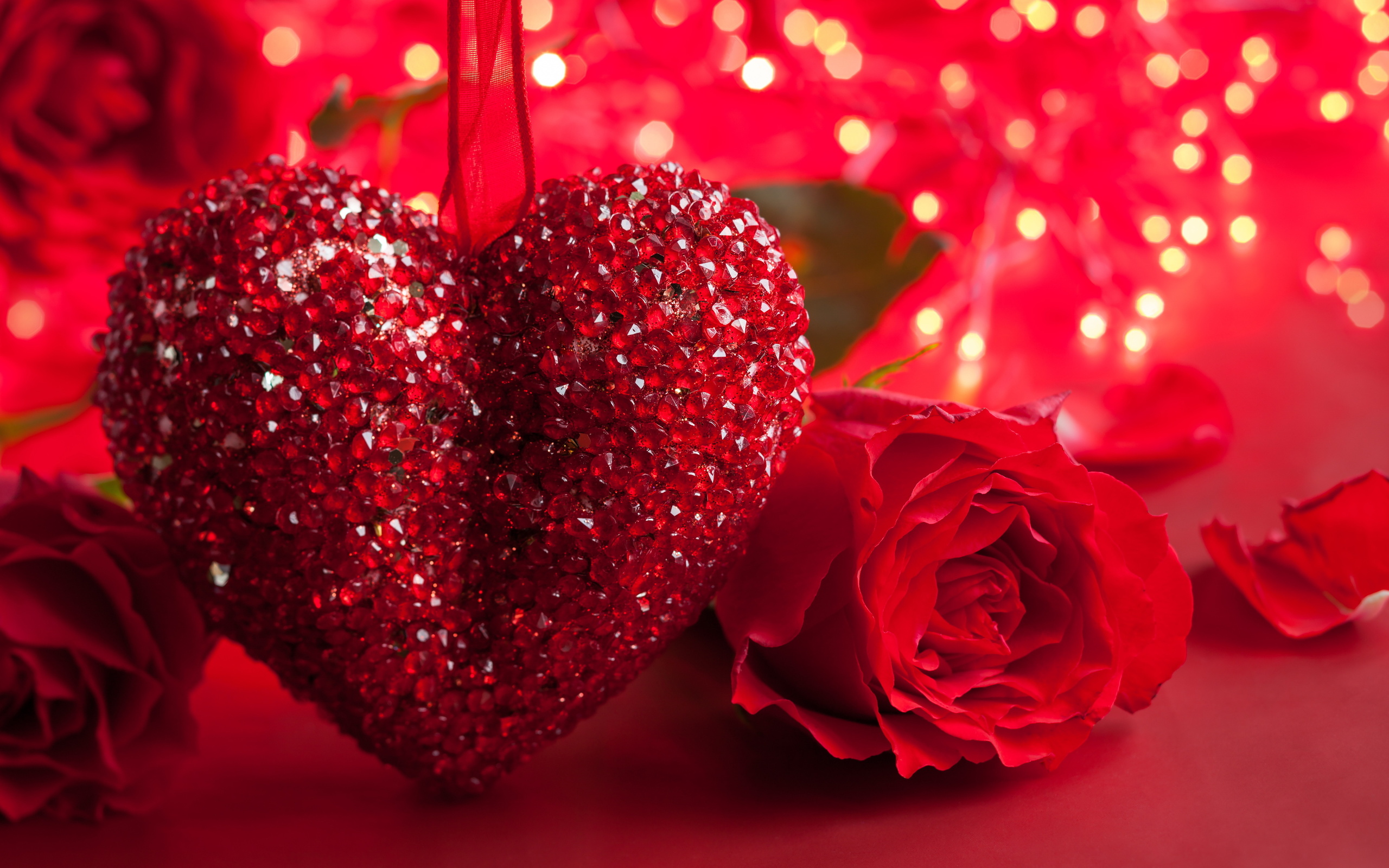 блестящее сердце, красные розы, красный фон, яркие красивые обои, Shiny heart, red roses, red background, bright beautiful wallpaper