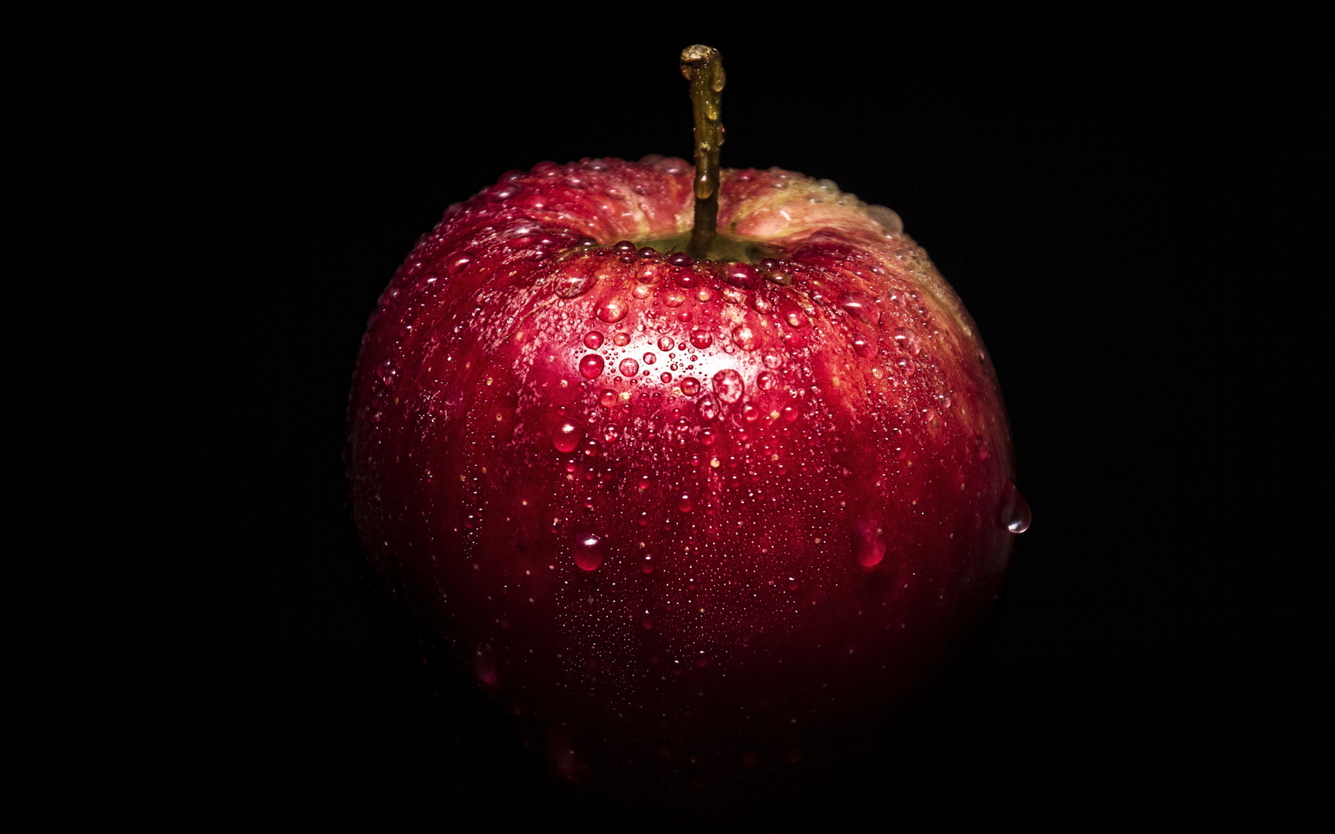 красное яблоко на черном фоне минимализм
