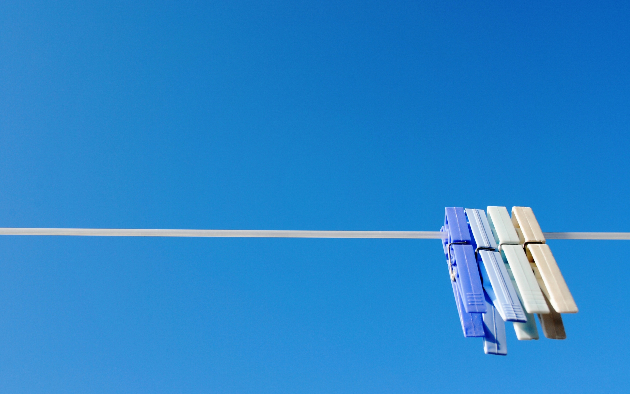 прищепки, проволока, голубой фон, минимализм, обои, фото, Clothespins, blue background, minimalism, wallpaper, photo