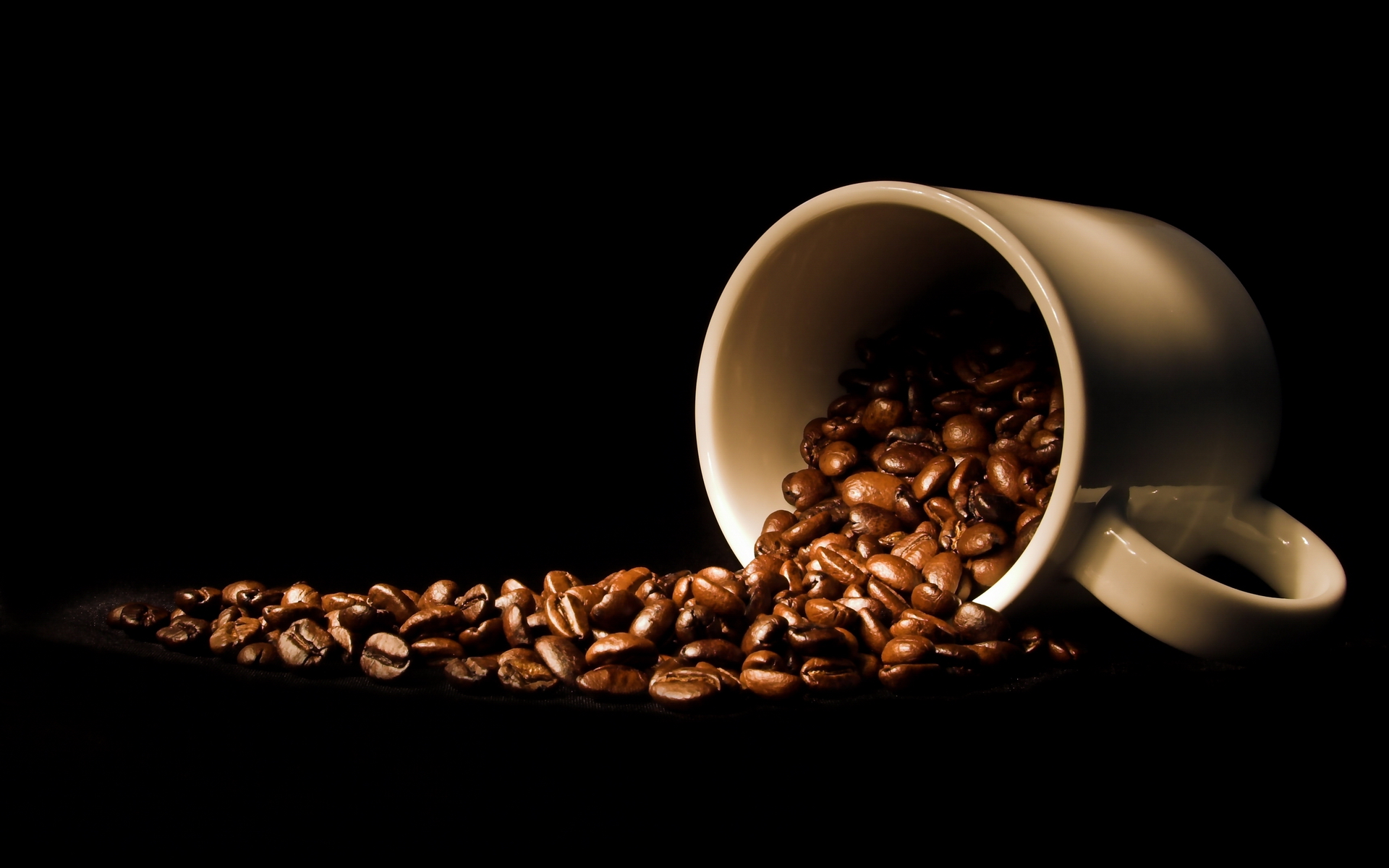 белая чашка перевернутая, рассыпанное кофе в зернах, черный фон, минимализм,  White cup inverted, sprinkled with coffee beans, black background, minimalism