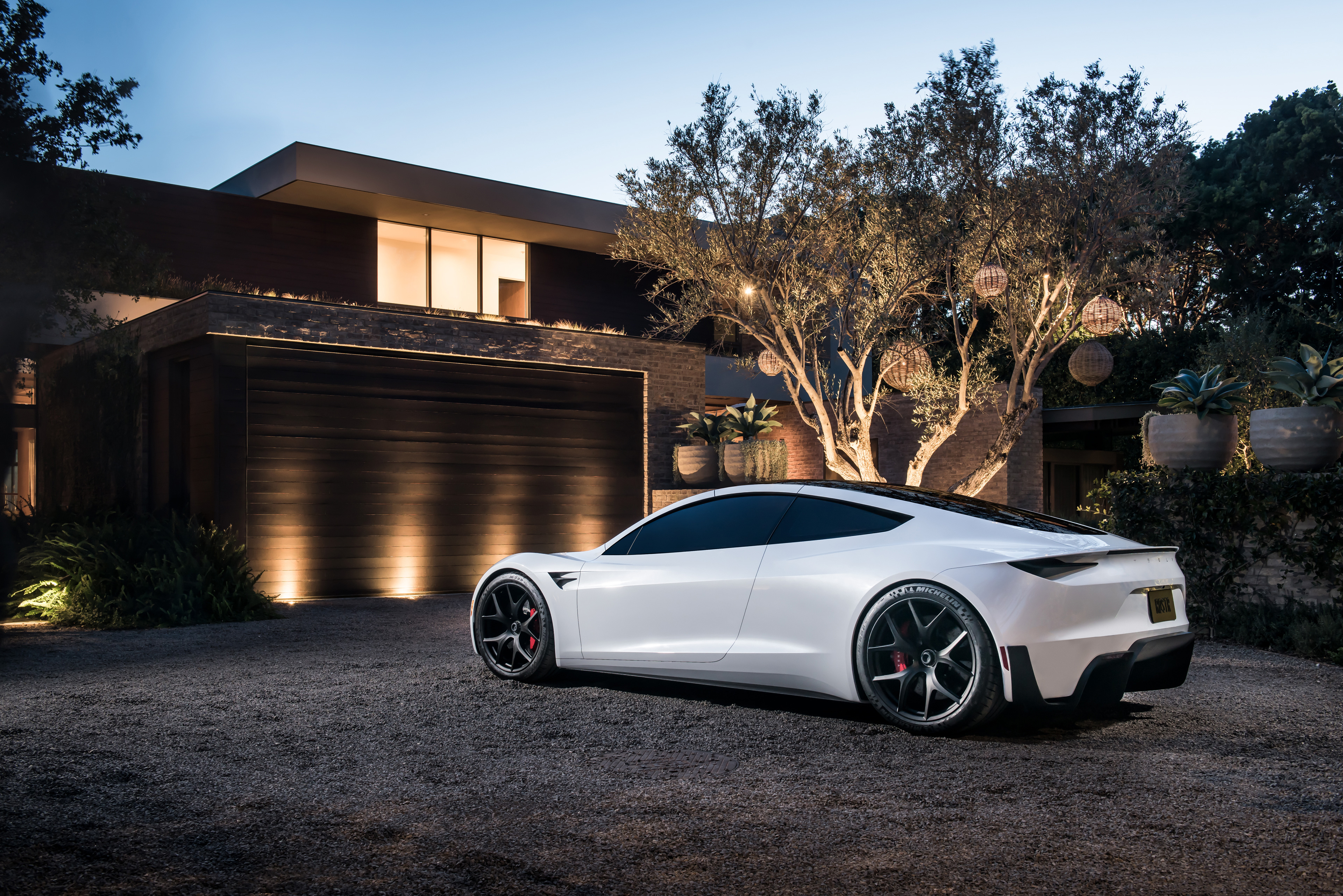 Фото бесплатно белый Tesla Roadster,  автомобили 2018 года, ночь, дом