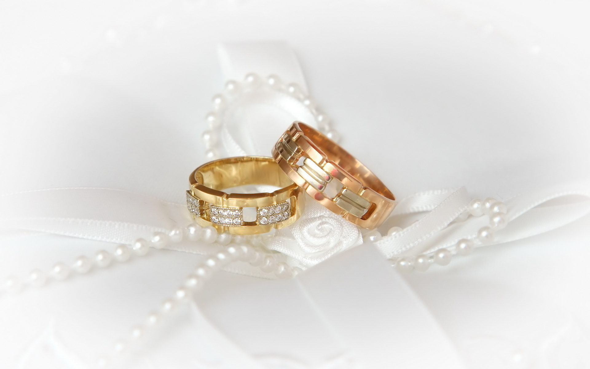 1920х1200 обручальные кольца с жемчужными бусами на белой подушечке - свадебные украшения