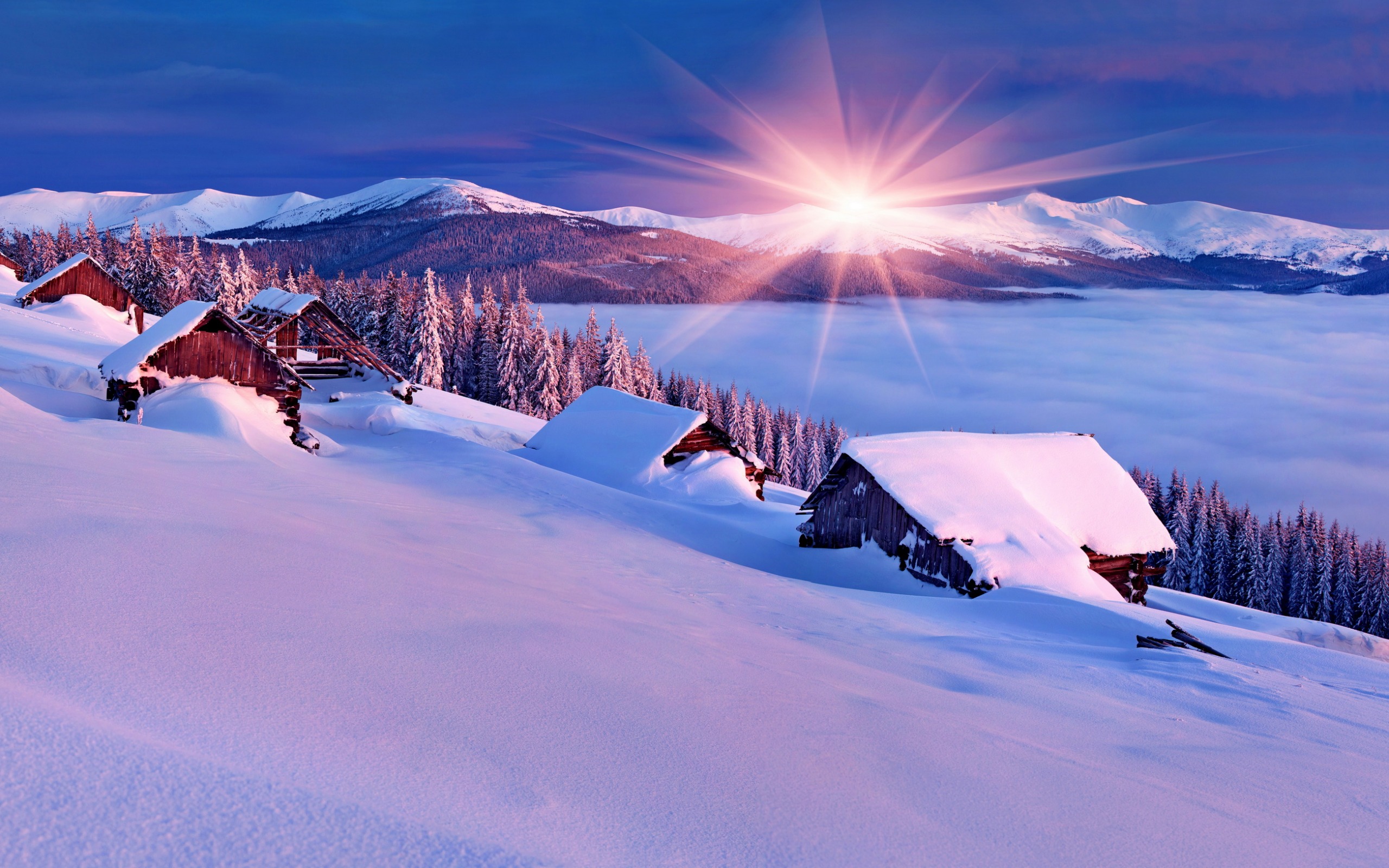 2560х1600 деревня избы в снегу лучи солнца из-за гор