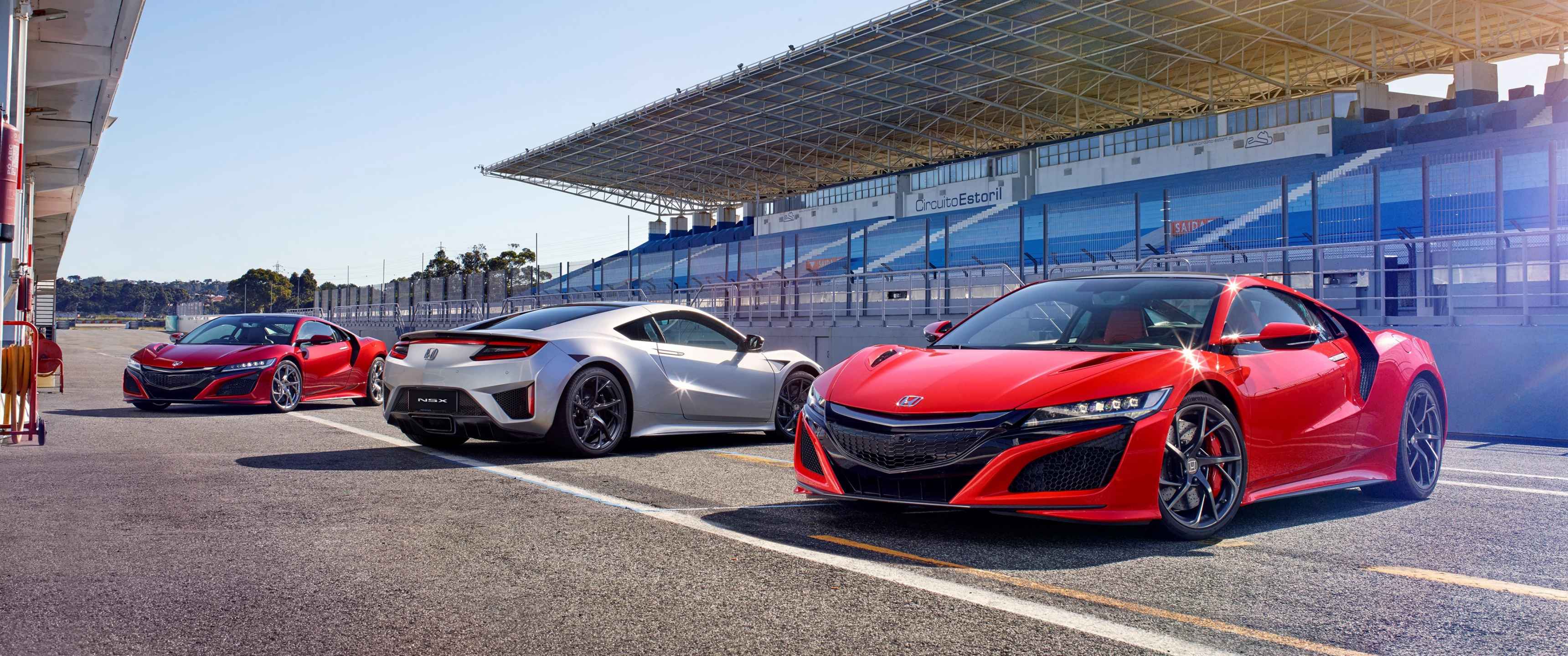 honda nsx 2017, стадион, гоночные авто, белый, красные машиы