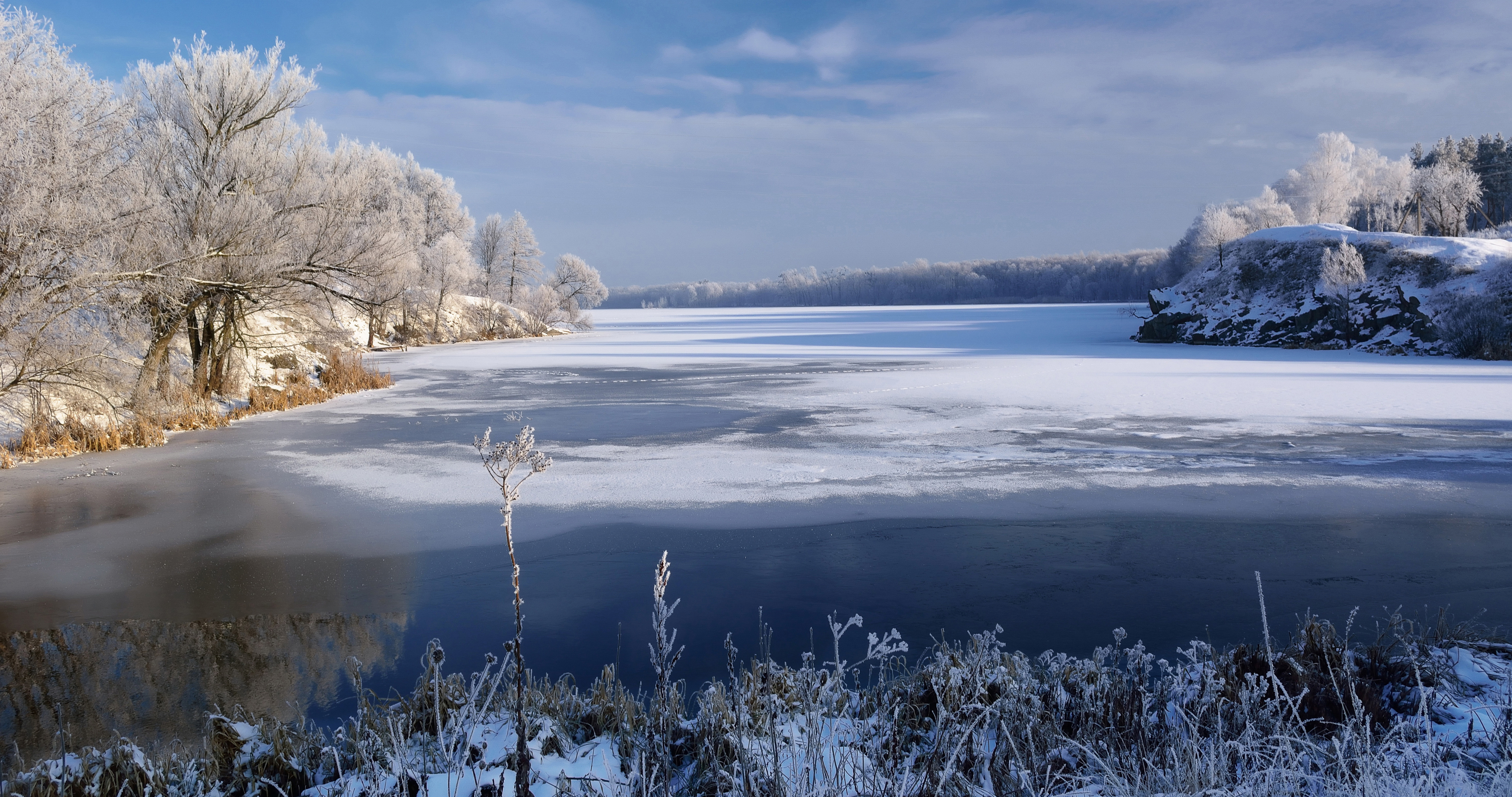 Зима на берегу озера. Зимняя Ветлуга. Река зимой. Зимнее озеро.