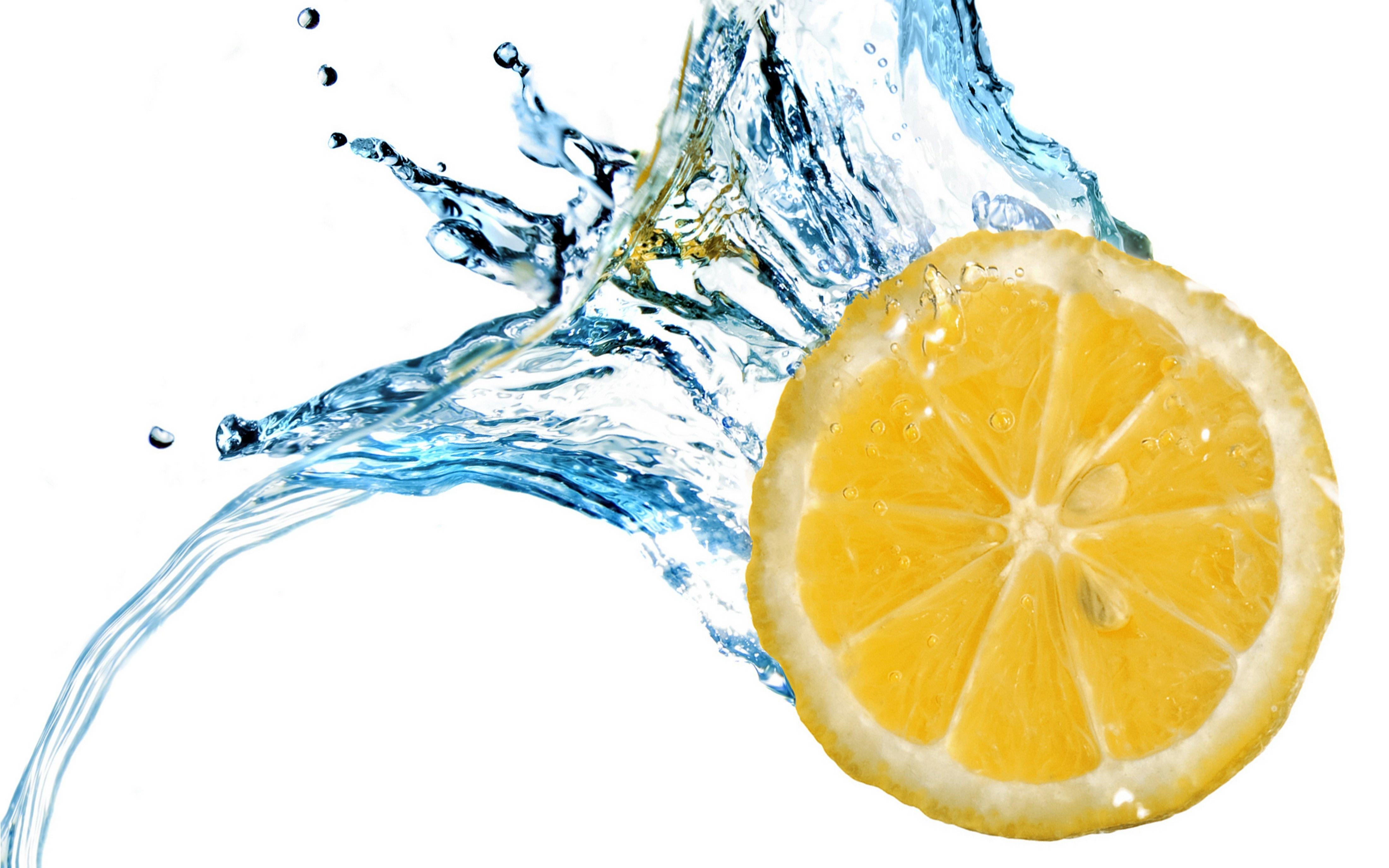 Свежесть лимона. Лимон на белом фоне. Лимон в брызгах воды. Вода с лимоном. Вода на белом фоне.