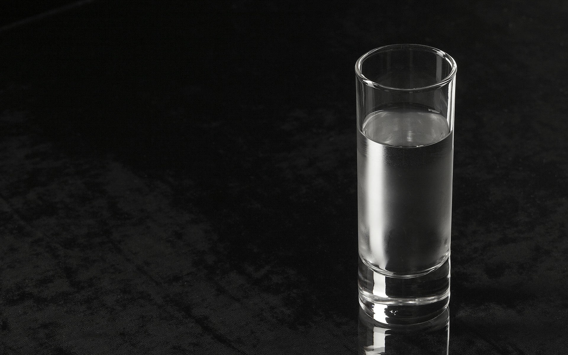 минимализм, стакан с водой, черный фон, обои, заставки, Minimalism, a glass with water, black background, wallpaper, screensavers