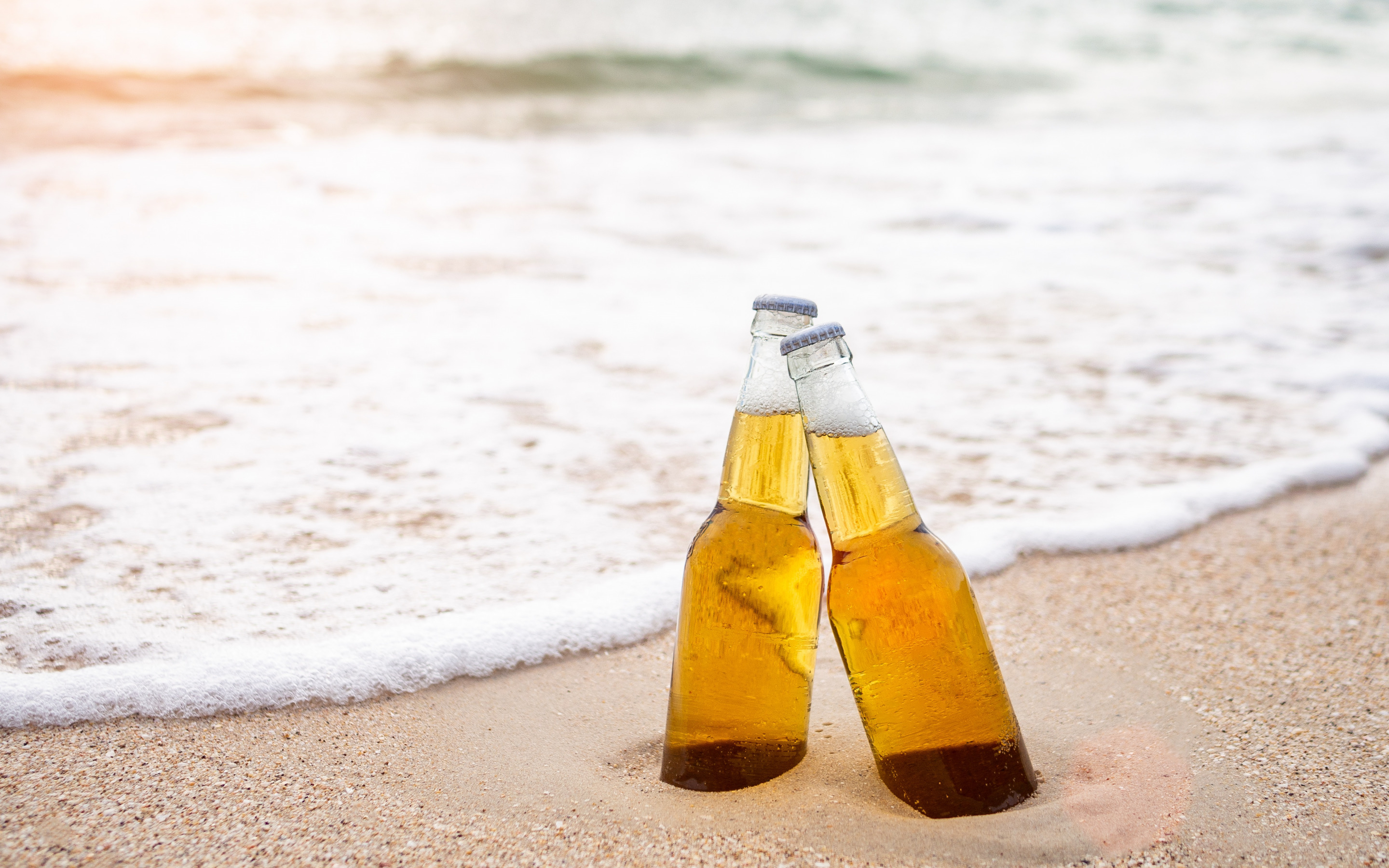 2880х1800, бутылки, пиво, море, пляж, волны, песок, отдых, лето, bottles, beer, sea, beach, waves, sand, vacation, summer