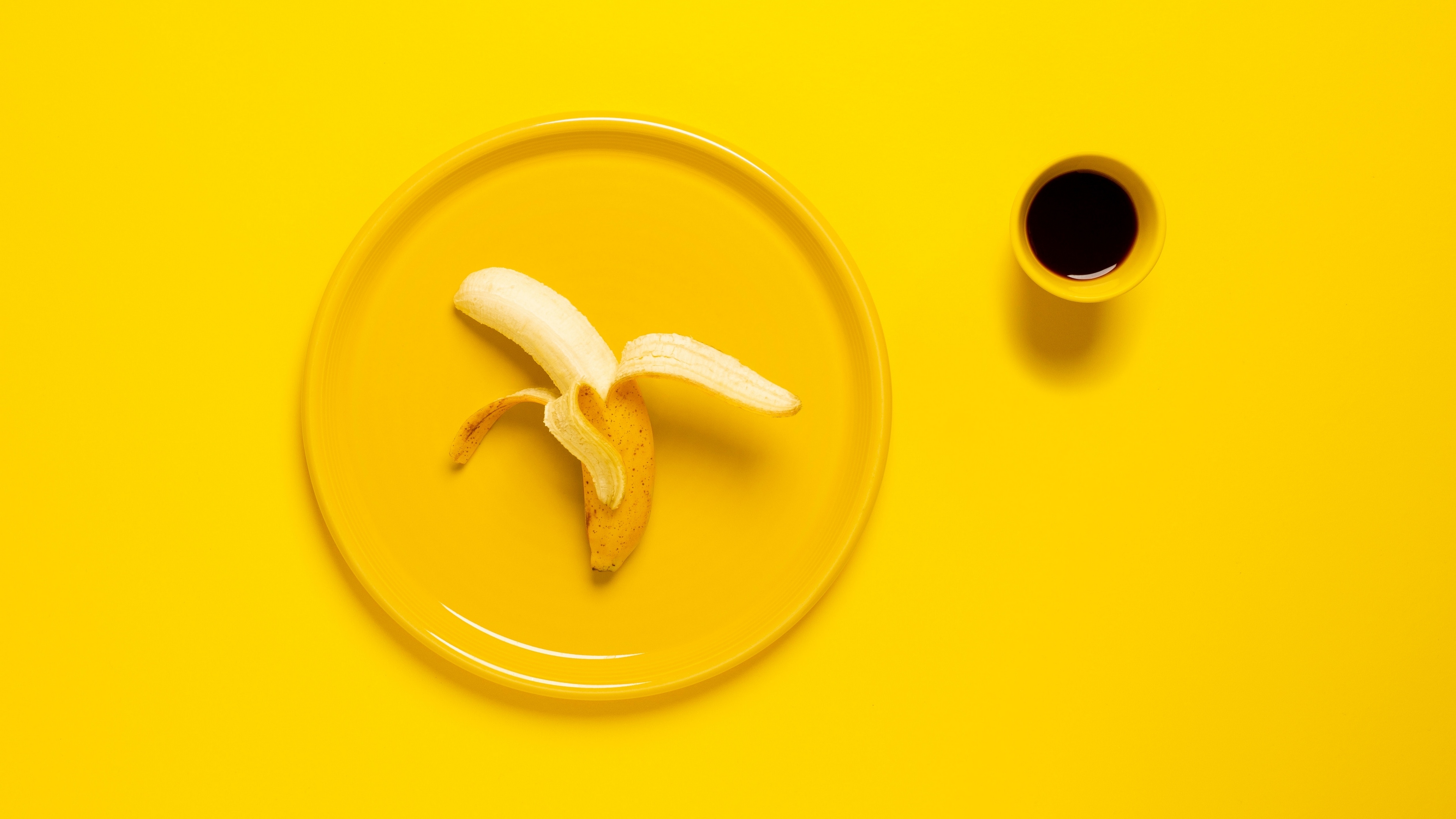 Угадай желтый. Желтые обои. Кофе на желтом фоне. Банан на желтом фоне. Банановая кожура Минимализм.