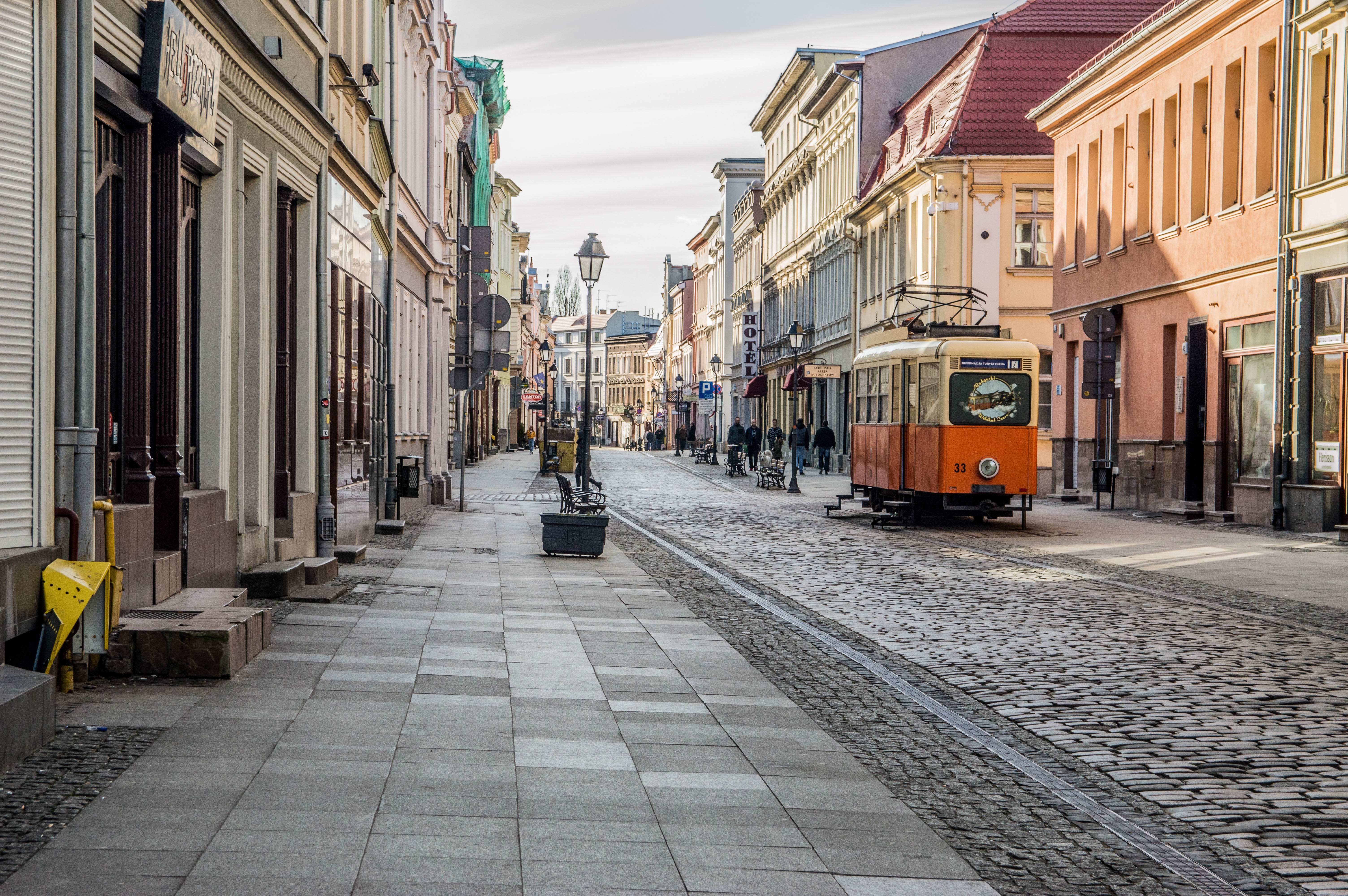 Основные улицы города. Улочки Берлина. Улицы Берлина. Старые улицы Берлина. Булыжная Мостовая Польша.