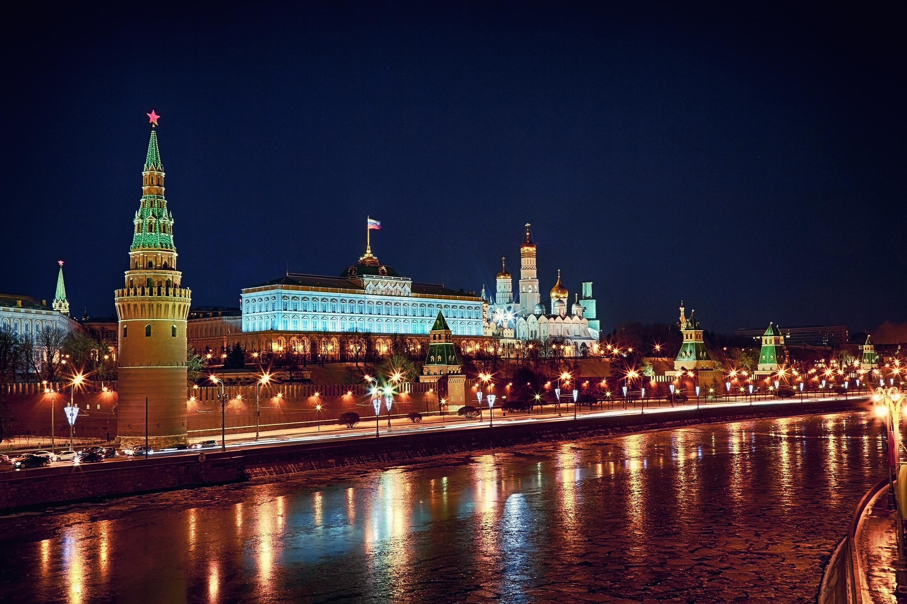 Фото бесплатно городской пейзаж, Кремль, Москва, здания, река, ночной город, отражение в воде